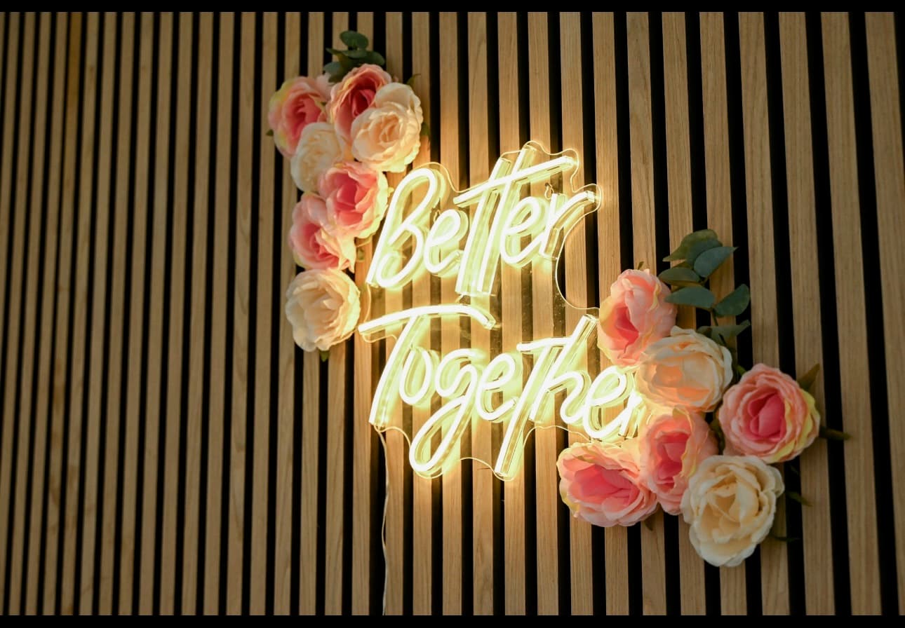 Persönliche Brautmodeberatung im Atelier Liebesgeschichte — Better Together Neon-Dekoration Königsbach-Stein