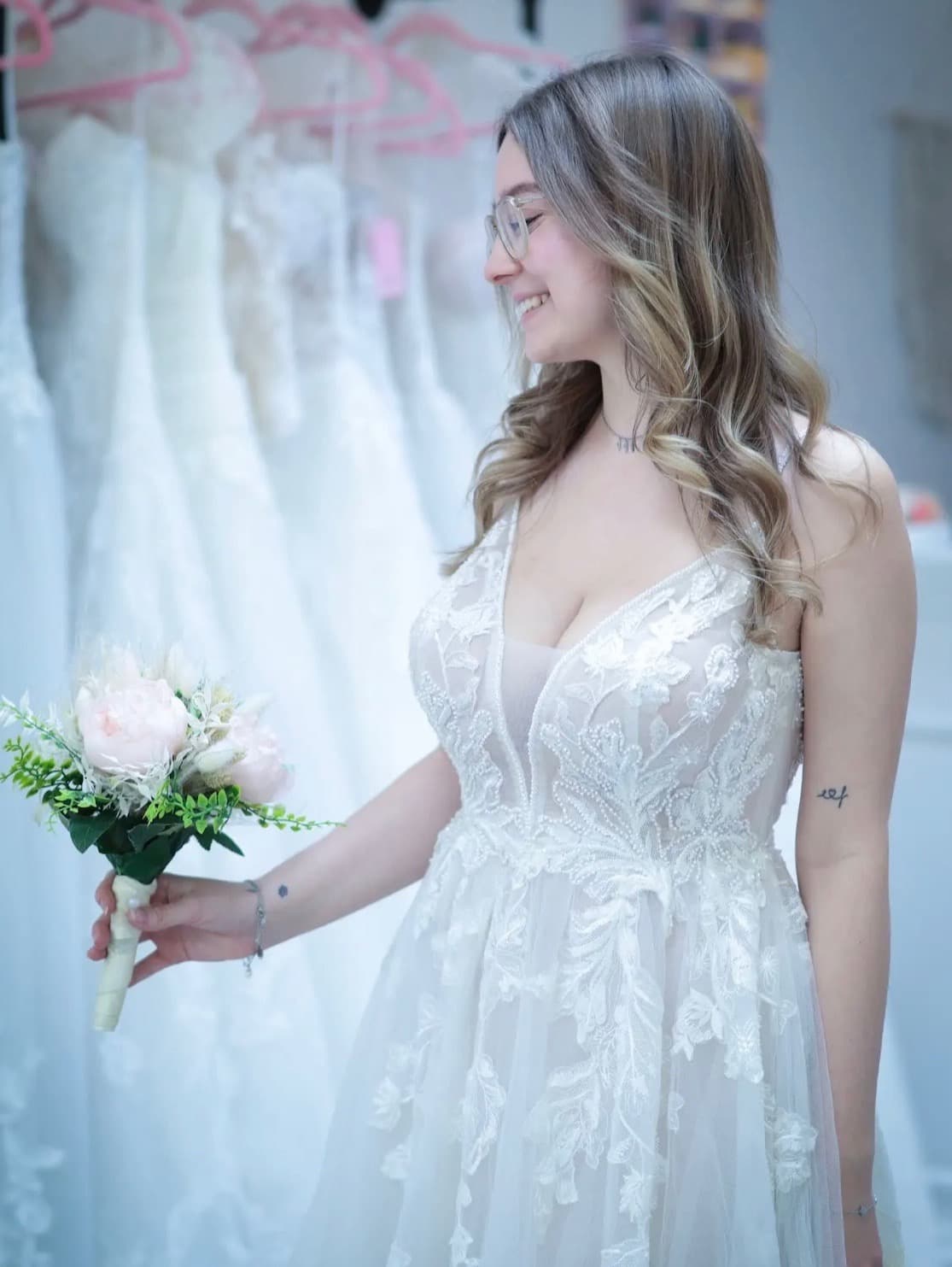 Romantisches Brautkleid mit Brautstrauß aus Pfingstrosen — Brautmode Königsbach-Stein