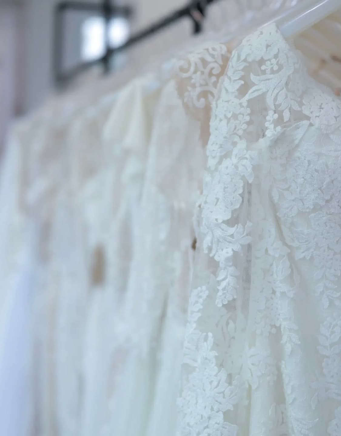 Detailaufnahme feiner Brautkleid-Spitze mit floralem Muster — Outlet-Kleider bei Liebesgeschichte