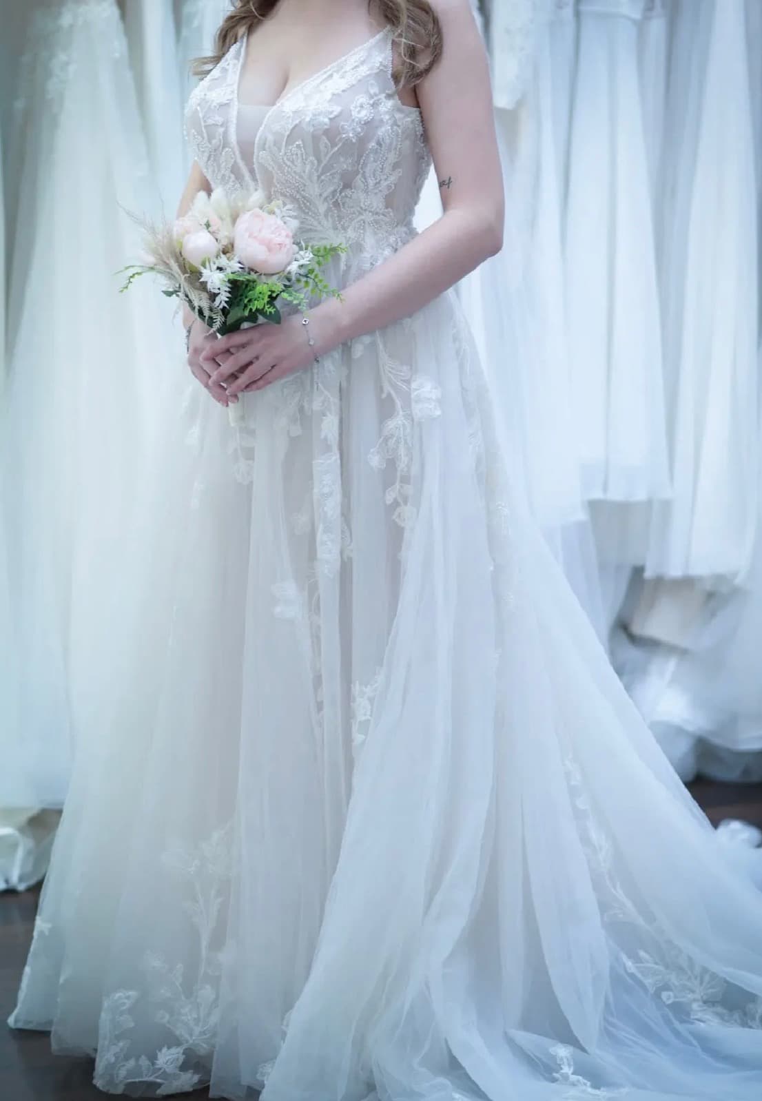 Fließendes Tüll-Brautkleid mit Schleppe in voller Länge — Neue Kollektion Liebesgeschichte