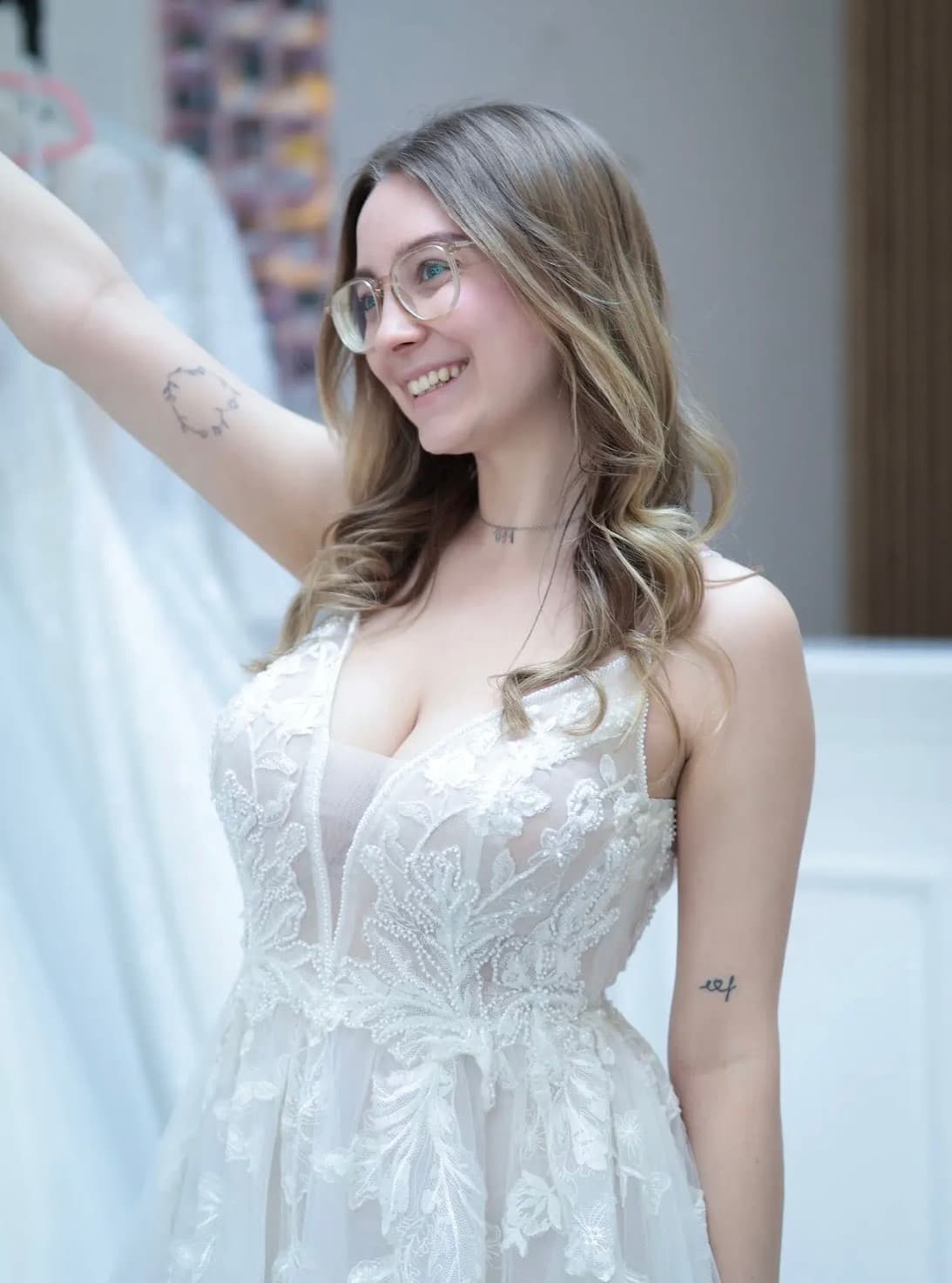 Brautkleid mit tiefem V-Ausschnitt und floraler Spitze — Neue Kollektion bei Brautmode Liebesgeschichte