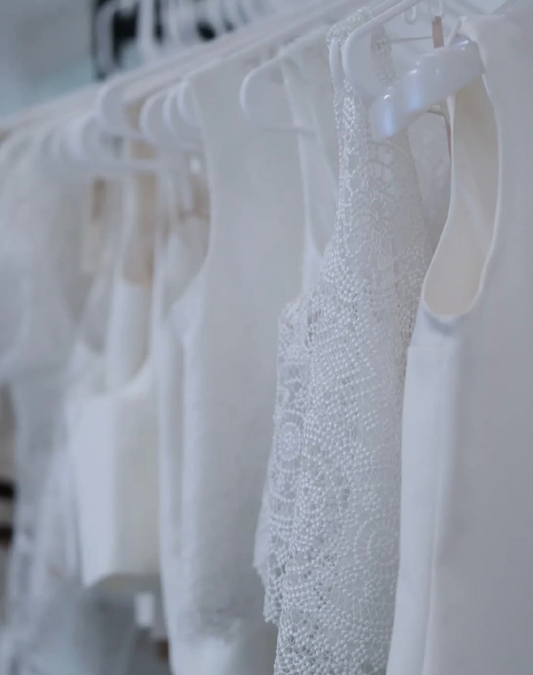 Spitzenkleider und filigrane Häkelmuster an der Kleiderstange — Brautmode-Outlet Königsbach-Stein