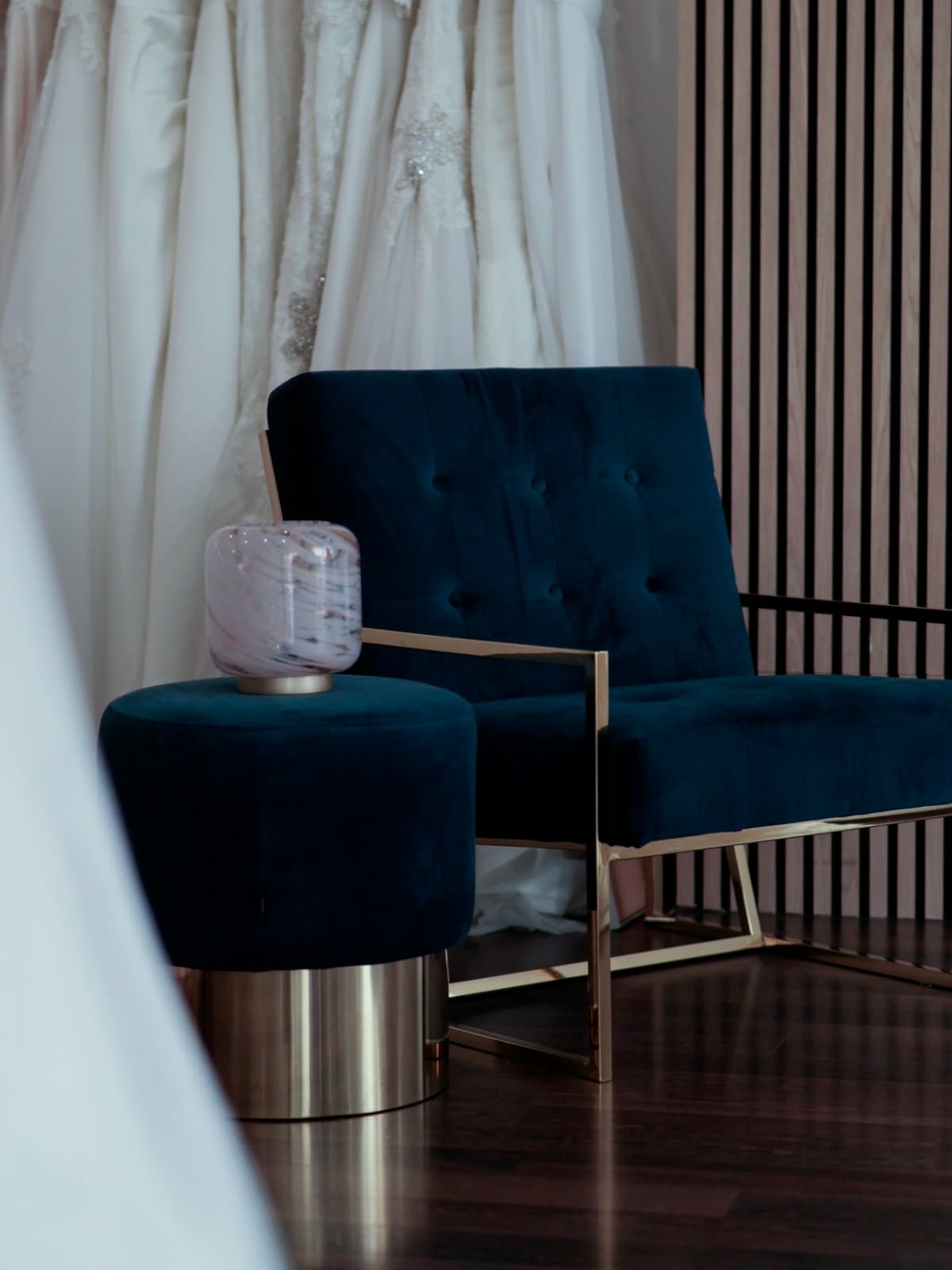 Elegante Lounge im Brautmode-Atelier Liebesgeschichte mit Samtsessel und Brautkleider-Kollektion