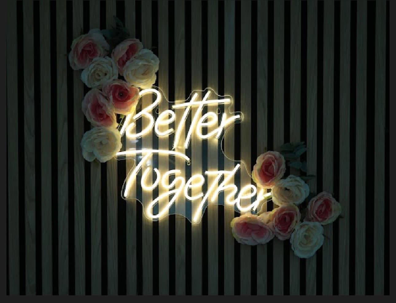 Better Together Neon-Schild umrahmt von Rosen — Dekoration im Brautmode-Atelier Liebesgeschichte