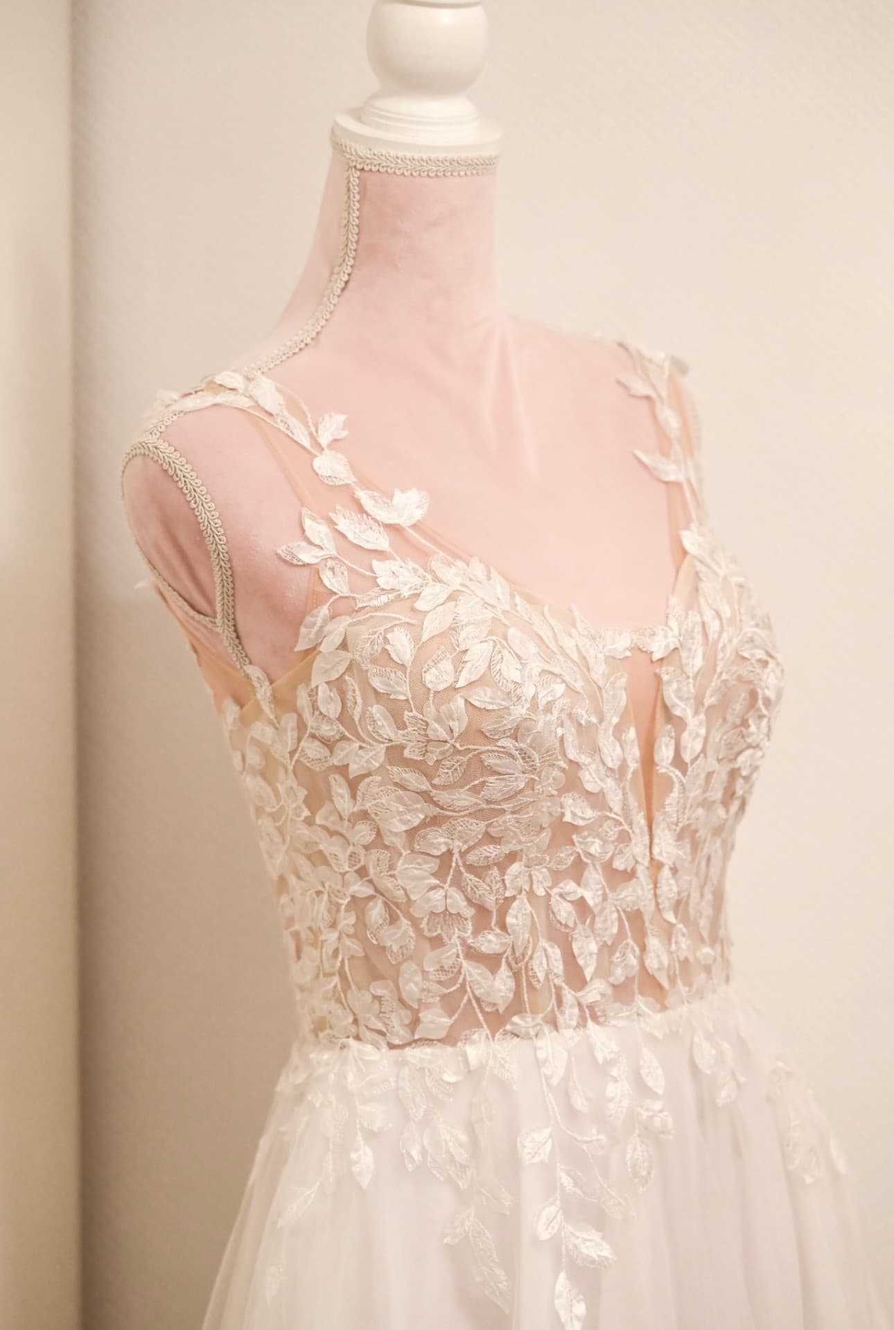 Brautkleid mit filigraner Blätterapplikation auf Schneiderpuppe — Outlet-Brautkleider Liebesgeschichte
