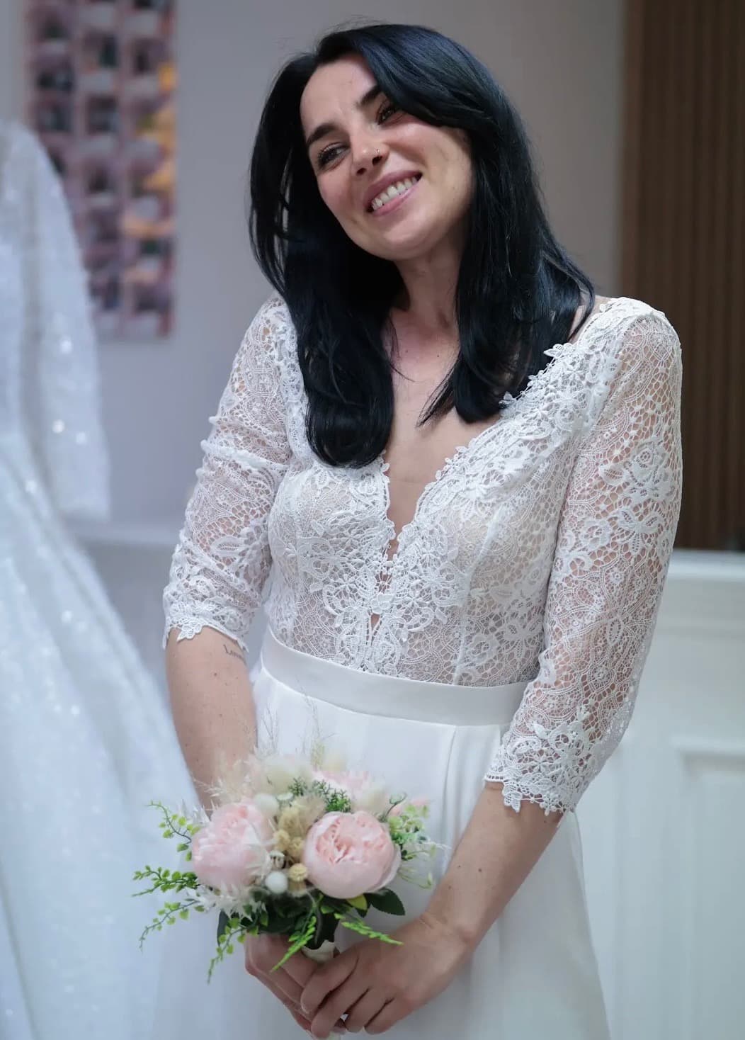 Braut im langärmeligen Spitzen-Brautkleid mit Brautstrauß — Second-Hand-Brautmode Liebesgeschichte